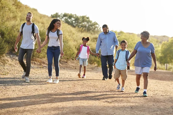 Multi Geração Família Vestindo Mochilas Caminhadas Campo Juntos — Fotografia de Stock