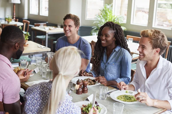 Groep Vrienden Zitten Aan Tafel Het Restaurant Genieten Van Maaltijd — Stockfoto