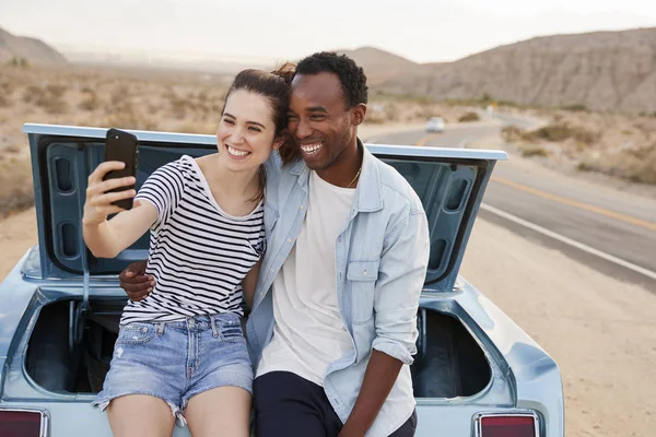 Casal Sentado Tronco Carro Clássico Viagem Rodoviária — Fotografia de Stock