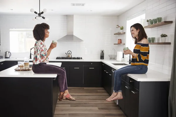 Zwei Freundinnen Treffen Sich Hause Auf Der Kücheninsel Zum Kaffee — Stockfoto