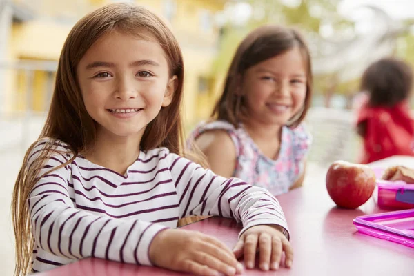 Zwei Junge Schulmädchen Beim Mittagessen Vor Der Kamera — Stockfoto