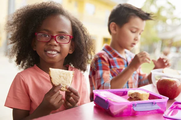 Ung Skolflicka Och Pojke Med Lunchpaket Look Till Kamera — Stockfoto