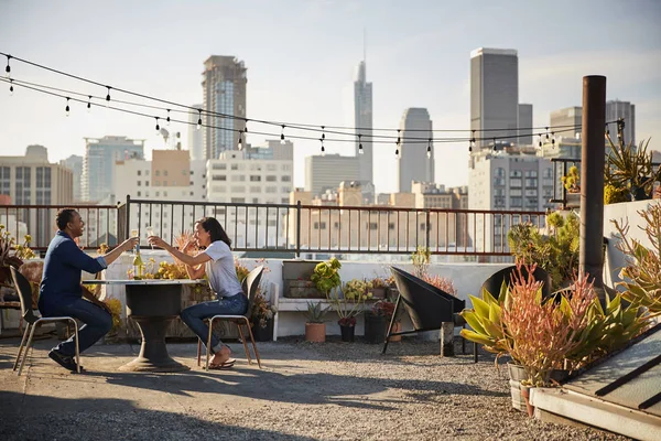 Casal Beber Vinho Fazer Torradas Terraço Telhado Com Cidade Skyline — Fotografia de Stock