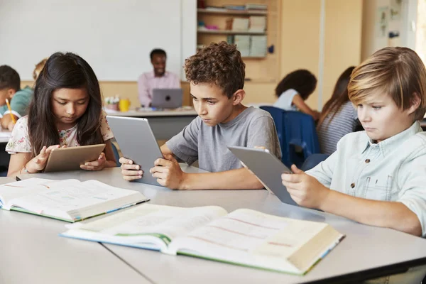 Δημοτικό Σχολείο Παιδιά Χρησιμοποιούν Υπολογιστές Tablet Στην Τάξη — Φωτογραφία Αρχείου