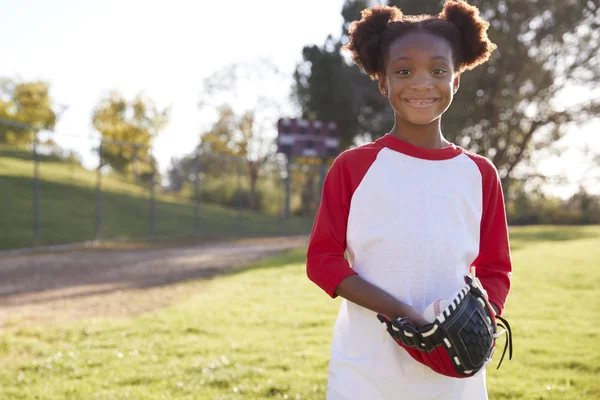 Kameraya Gülümseyen Birbeyzbol Eldiveni Tutan Genç Siyah Kız — Stok fotoğraf