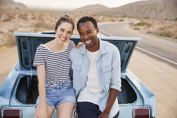 Pareja Sentada Tronco Coche Clásico Viaje Por Carretera — Foto de Stock