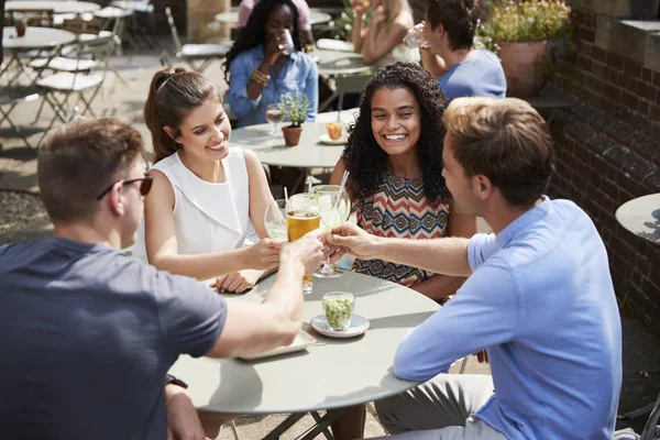 Amis Assis Table Dans Pub Garden Faire Pain Grillé Ensemble — Photo