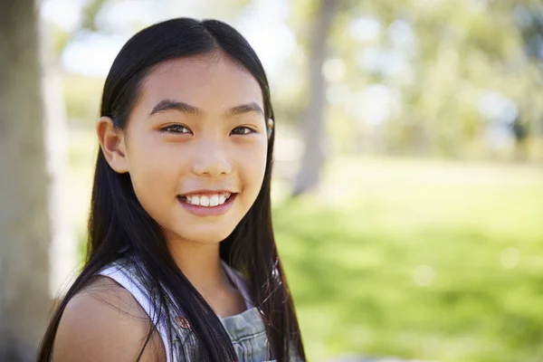 Jonge Aziatische Schoolmeisje Glimlachend Camera — Stockfoto