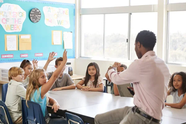 Crianças Levantando Mãos Para Responder Lição Escola Primária — Fotografia de Stock