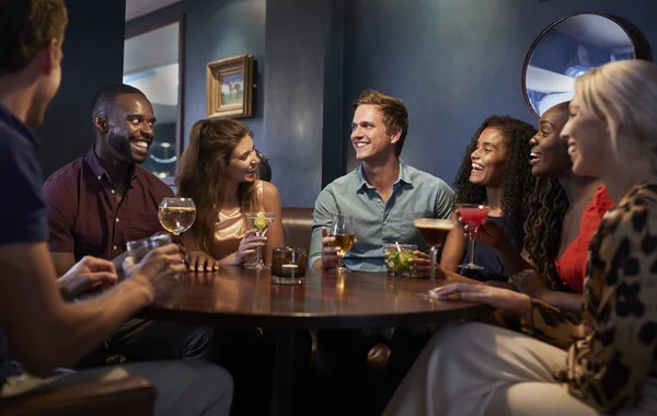 Masa Etrafında Oturan Genç Arkadaş Grubu Içinde Çubuğunda Birlikte Gece — Stok fotoğraf