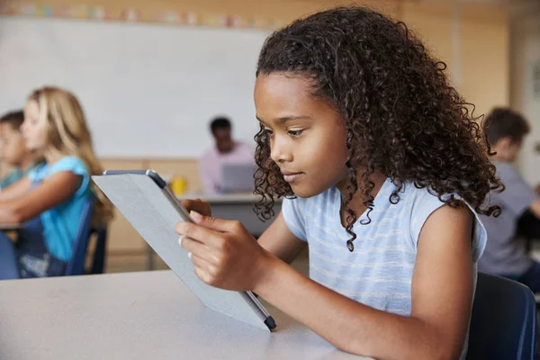 Menina Escola Usando Tablet Classe Ensino Fundamental — Fotografia de Stock