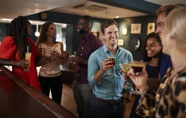 Groupe Jeunes Amis Détendre Dans Bar Ensemble Nuit — Photo