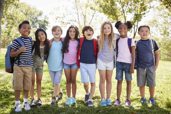 Schoolkinderen Staan Omarmen Rij Buiten — Stockfoto