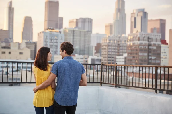 Vista Posteriore Della Coppia Sulla Terrazza Sul Tetto Con Vista — Foto Stock