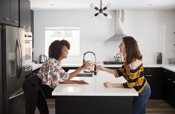 Dos Amigas Haciendo Tostadas Mientras Beben Vino Casa Pie Junto — Foto de Stock