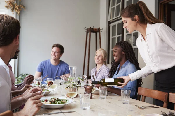 Garson Grup Arkadaşıyla Birlikte Restoranda Yemek Keyfi Için Şarap Dökme — Stok fotoğraf