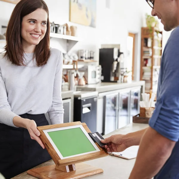 Männliche Kundin Macht Kontaktlose Kartenzahlung Café — Stockfoto