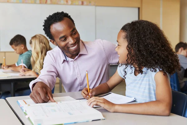 Mannelijke Basisschool Leraar Meisje Klas — Stockfoto