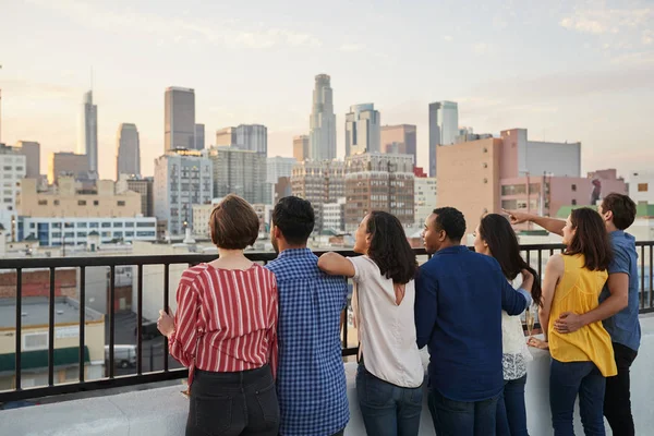 Вид Ззаду Друзів Зібралися Rooftop Terrace Дивлячись Над Містом Skyline — стокове фото