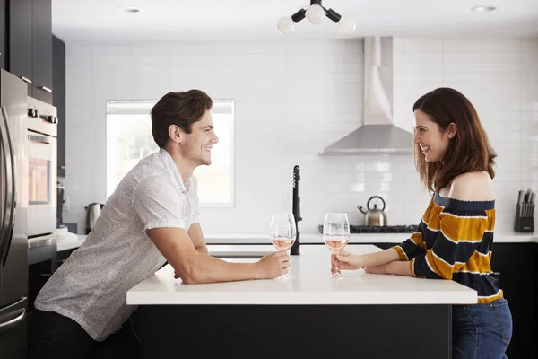 Ehepaar Trinkt Hause Wein Stehen Auf Kücheninsel — Stockfoto
