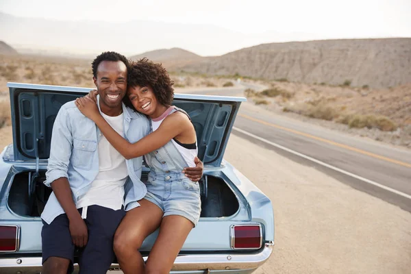 Pareja Sentada Tronco Coche Clásico Viaje Por Carretera —  Fotos de Stock