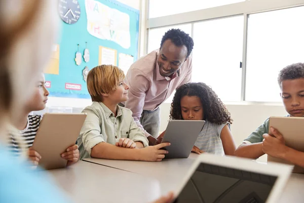 Professor Entre Crianças Com Computadores Classe Ensino Fundamental — Fotografia de Stock