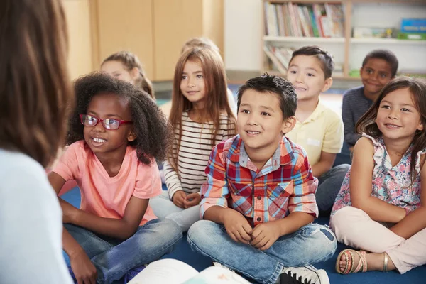 Basisschool Kinderen Zitten Vloer Omhoog Kijken Naar Leraar — Stockfoto