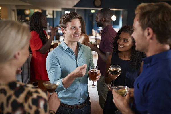 Grupo Jóvenes Amigos Relajarse Bar Juntos Noche — Foto de Stock