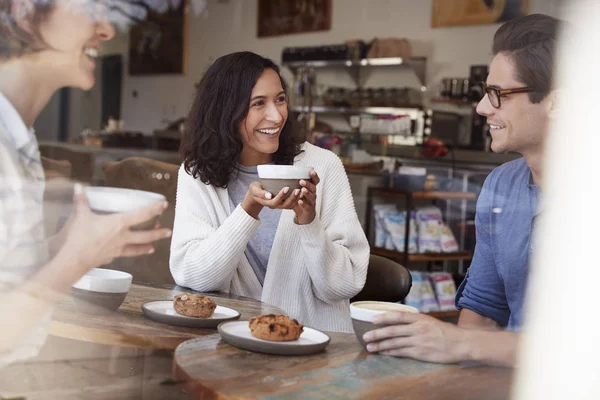 Drie Jonge Volwassen Vrienden Praten Koffie Drinken Café — Stockfoto