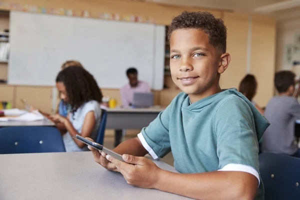 Jongen Met Behulp Van Tablet Schoolklas Glimlachen Naar Camera — Stockfoto