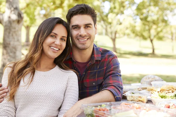 Giovane Coppia Seduta Tavolo Picnic Sorridente Alla Fotocamera — Foto Stock