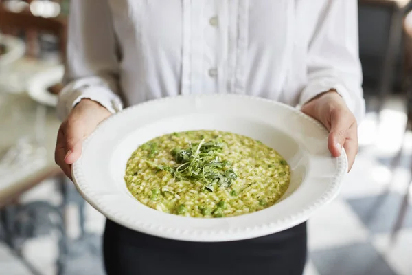 Primer Plano Camarera Sosteniendo Plato Guisante Menta Risotto Restaurante —  Fotos de Stock