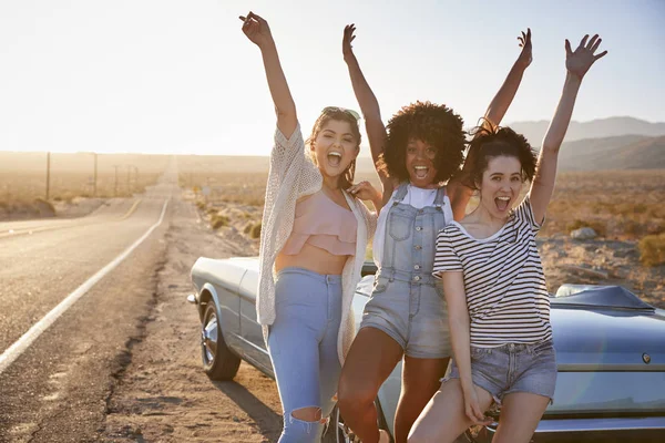 Amigos Femeninos Disfrutando Viaje Por Carretera Parados Junto Automóvil Clásico — Foto de Stock
