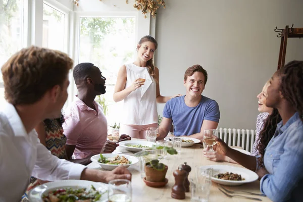 Grupo Amigos Sentados Mesa Restaurante Disfrutando Comida Juntos — Foto de Stock