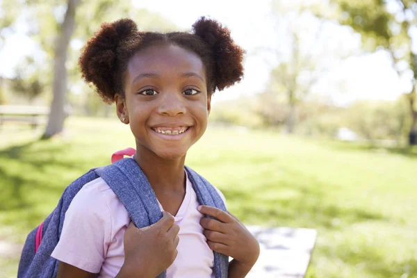 Jeune Écolière Noire Souriant Caméra — Photo