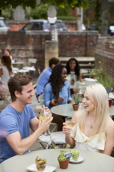 Pareja Sentada Mesa Jardín Del Pub Disfrutando Bebida Juntos —  Fotos de Stock
