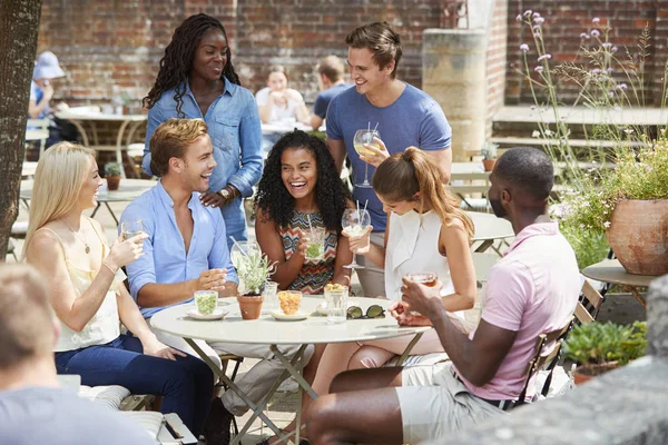 Amigos Sentados Mesa Pub Garden Desfrutando Bebida Juntos — Fotografia de Stock