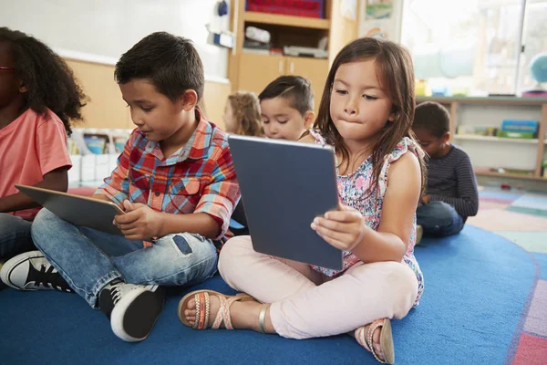 Tablet Bilgisayarlar Kullanarak Lköğretim Okulu Sınıf — Stok fotoğraf
