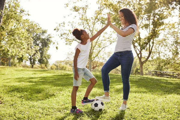 Matka Córka Razem Grać Piłkę Nożną Parku — Zdjęcie stockowe