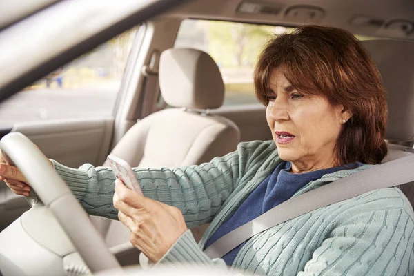 Seniorin Auto Checkt Smartphone Während Der Fahrt — Stockfoto