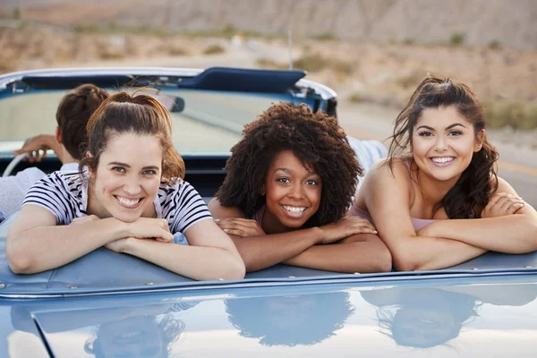 Porträtt Tre Kvinnliga Vänner Njuter Roadtrip Öppen Topp Classic Car — Stockfoto