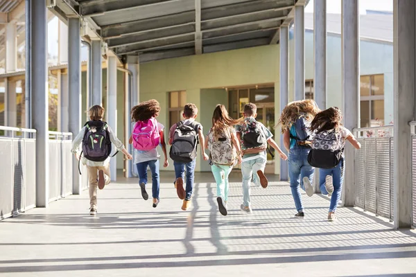 Niños Escuela Primaria Corriendo Escuela Vista Trasera — Foto de Stock