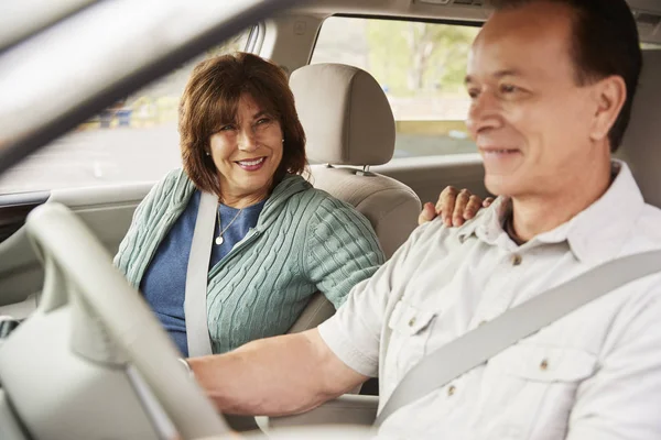 Mujer Pasajera Sonriendo Conductor Durante Viaje Coche — Foto de Stock