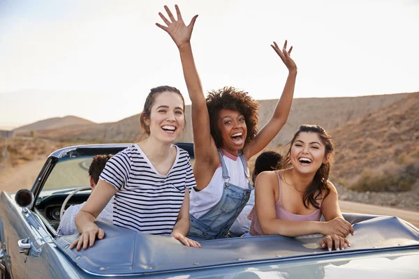 Retrato Tres Amigas Disfrutando Viaje Por Carretera Coche Clásico Superior — Foto de Stock