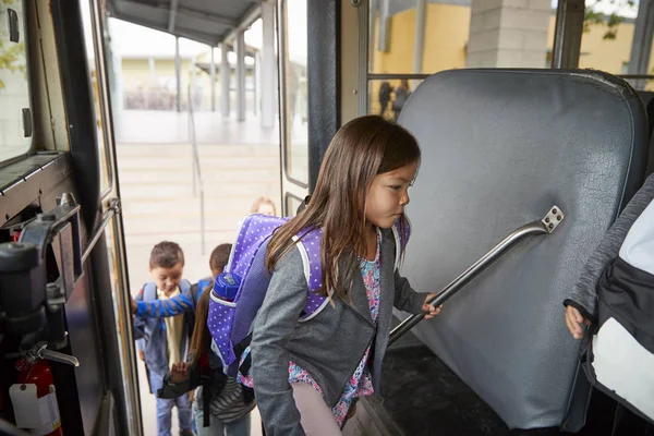 Elementaire Schoolmeisje Krijgen School Bus Naar Huis — Stockfoto