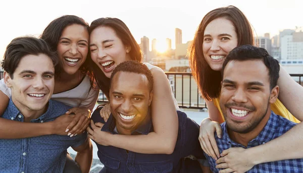 Uomini Che Danno Alle Donne Cavalluccio Sulla Terrazza Sul Tetto — Foto Stock