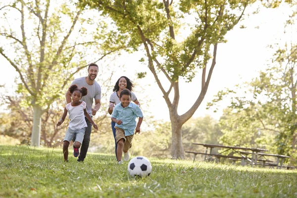 Rodzina Razem Grać Piłkę Nożną Parku — Zdjęcie stockowe