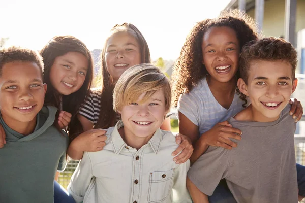 Crianças Escola Primária Sorrindo Para Câmera Durante Intervalo Escola — Fotografia de Stock