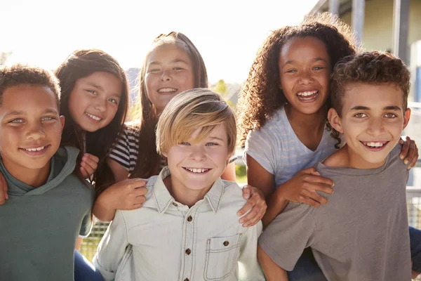 Niños Primaria Sonriendo Cámara Durante Receso Escolar — Foto de Stock