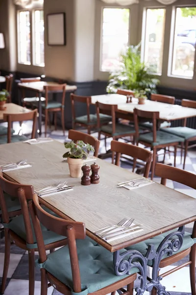 Tische Für Bedienung Leerem Restaurant Gedeckt — Stockfoto